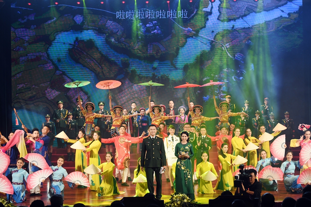 Tiết mục văn nghệ đặc sắc của văn nghệ sĩ hai nước biểu diễn chào mừng cuộc giao lưu.